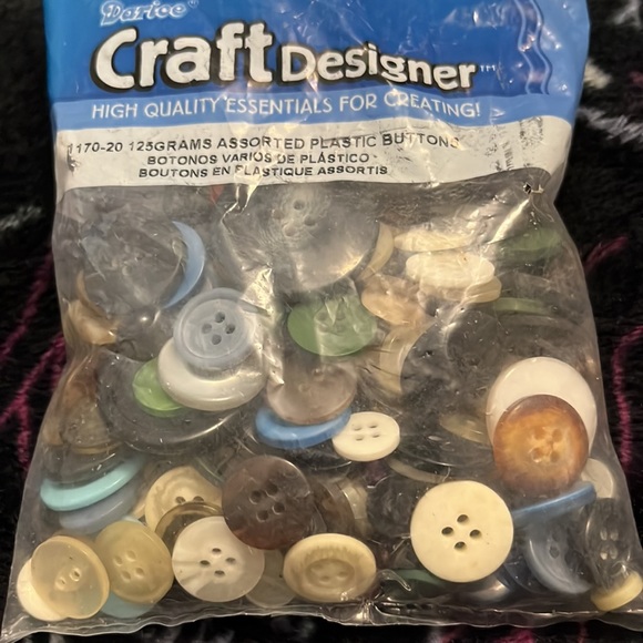 125 GRAMS ASSORTED PLASTIC BUTTONS. - Picture 6 of 9